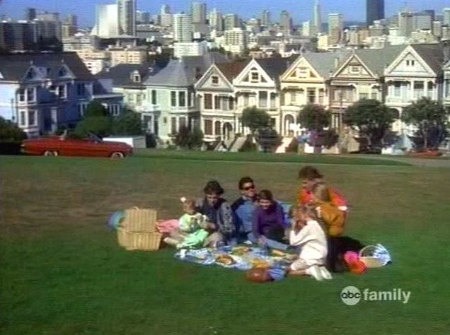 Full-House-credits-in-front-of-Alamo-Square-Victorians